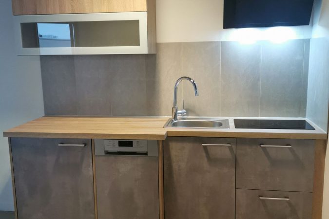 Fritz-Hotel-Weil_Apartment_Kueche_Spuele_Herd_Dunstabzug_Spuelmschiene